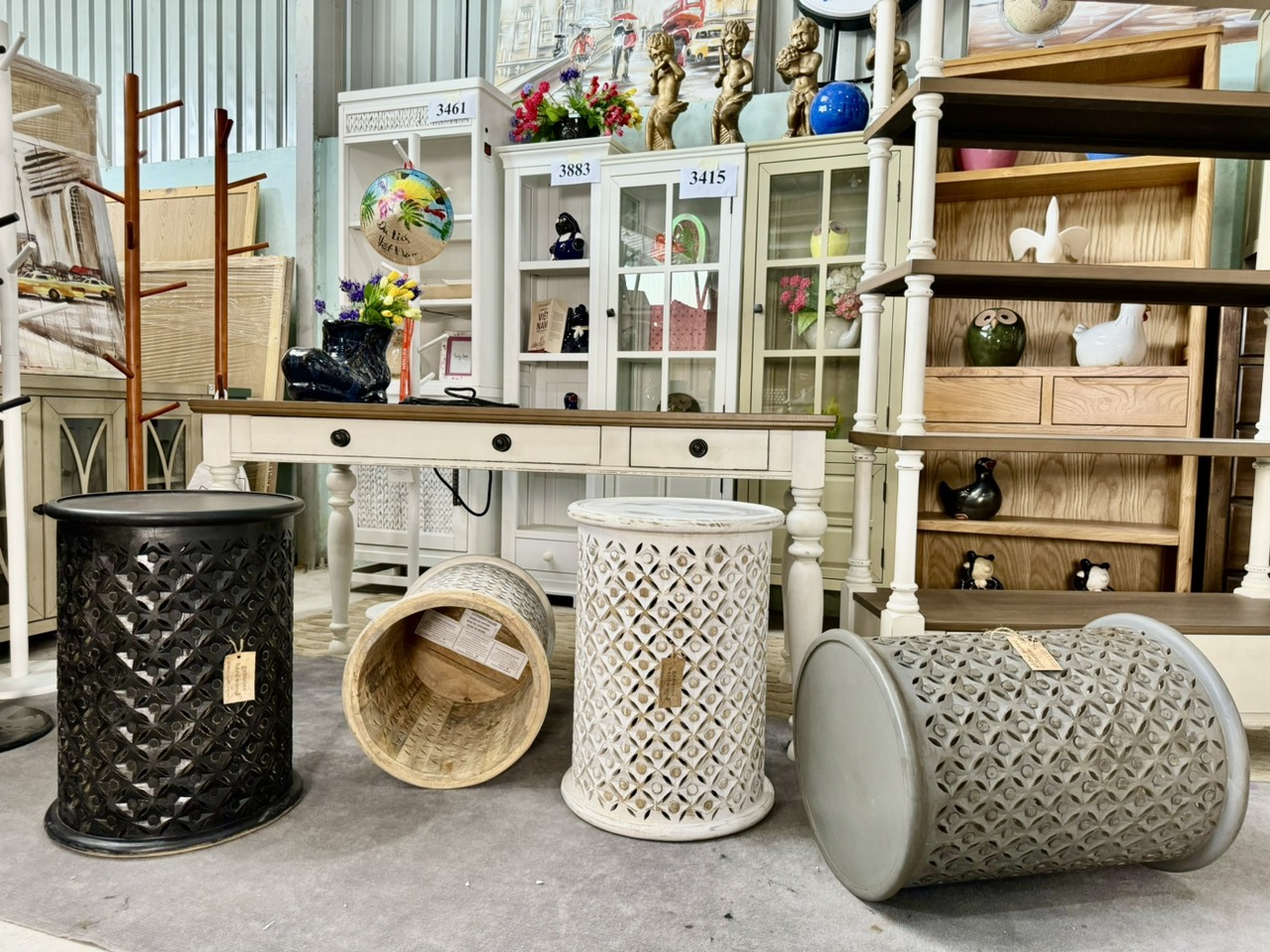 Bàn đôn lớn đặt cạnh sofa