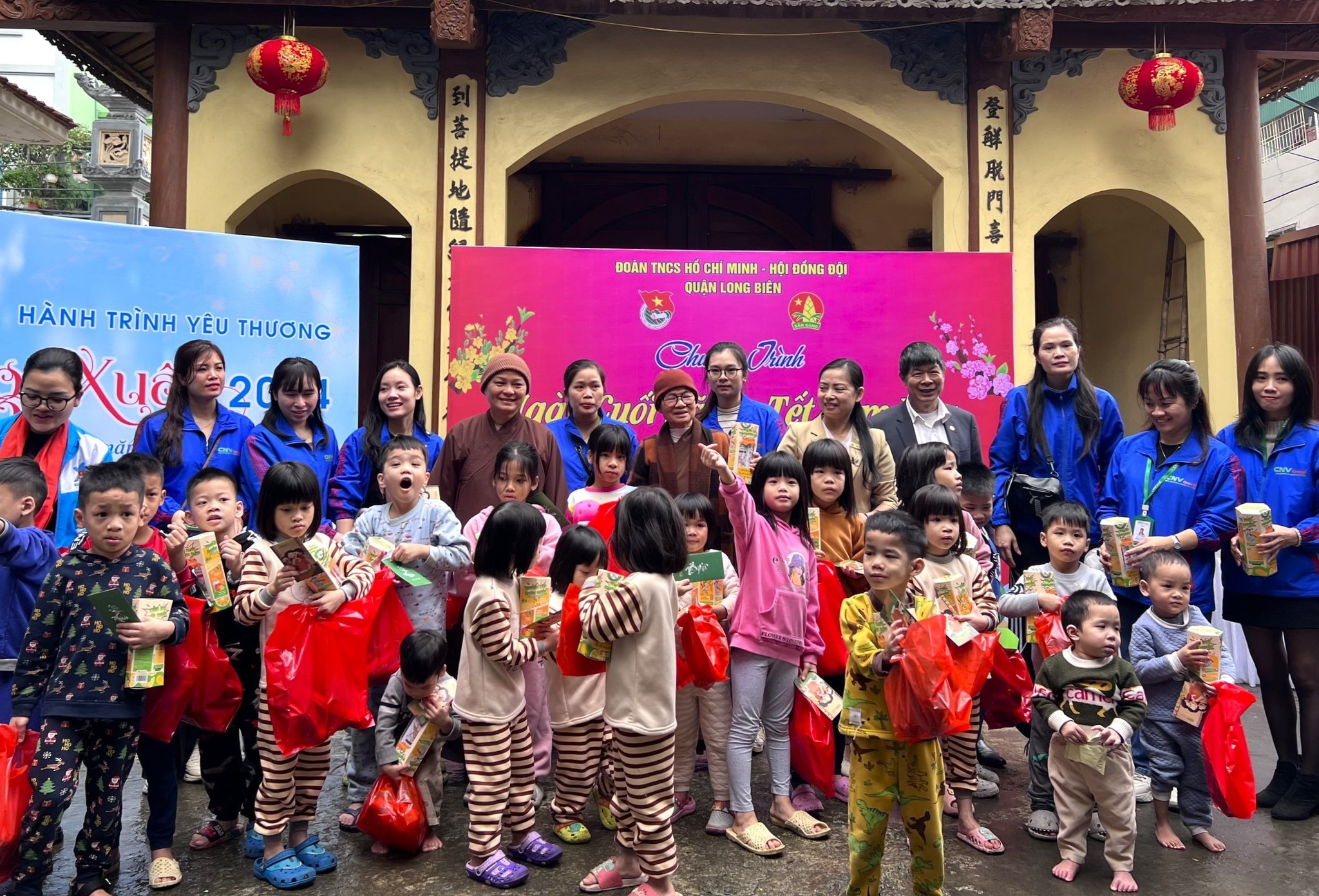 Trao quà Tết cho trẻ em mồ côi chùa Bồ Đề-Long Biên