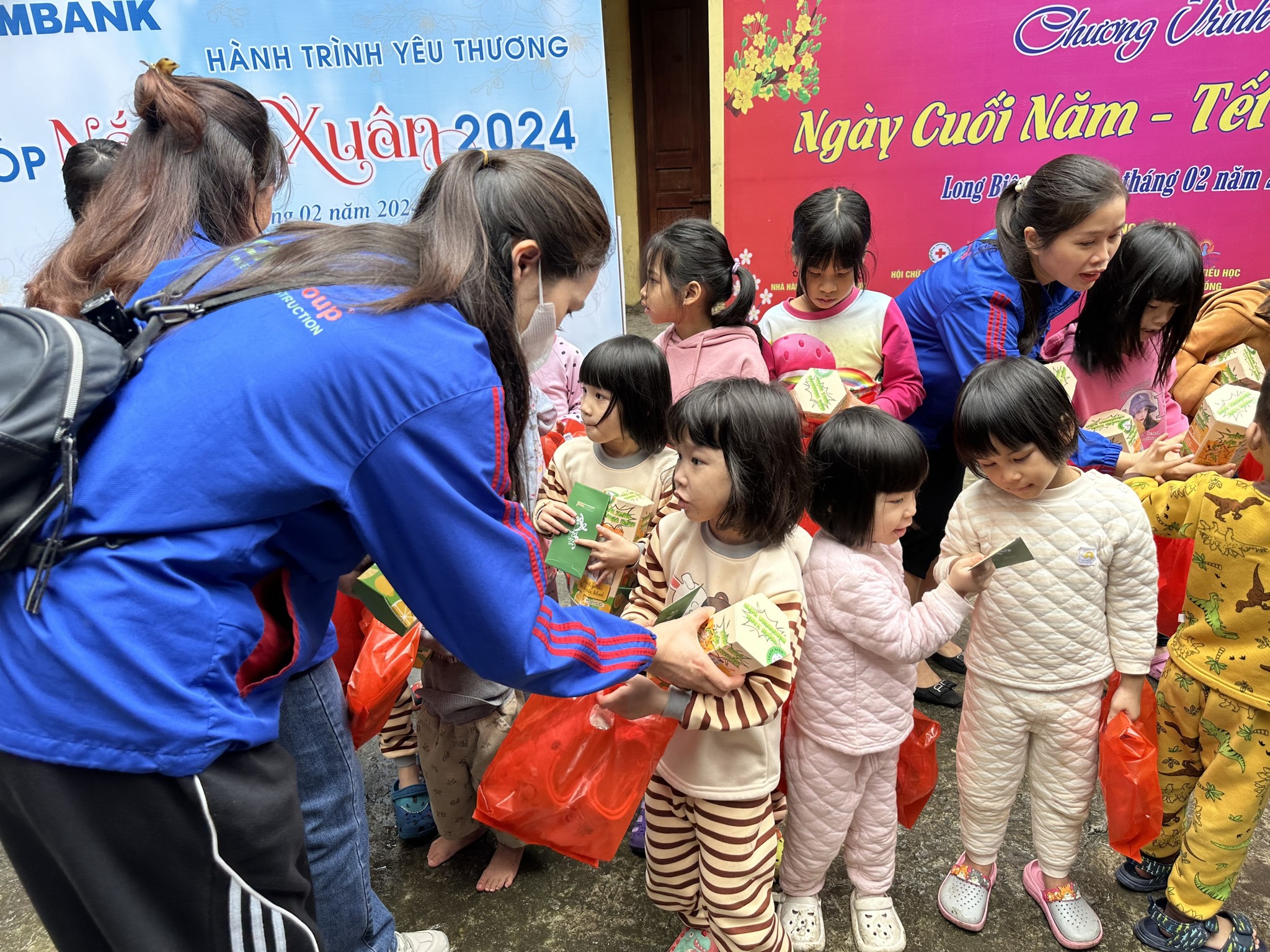 Trao quà Tết cho trẻ em mồ côi chùa Bồ Đề-Long Biên