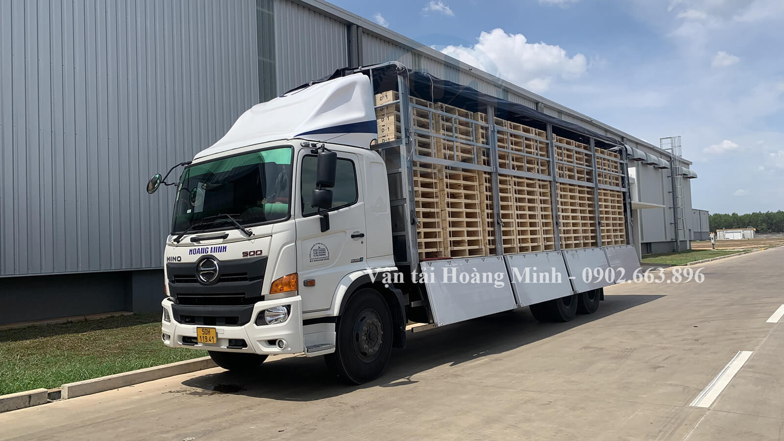 xe tải 15 tấn chở hàng pallet gỗ
