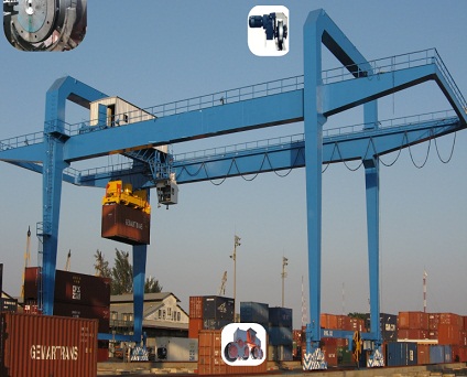 Cổng trục cảng bốc xếp container trong bãi