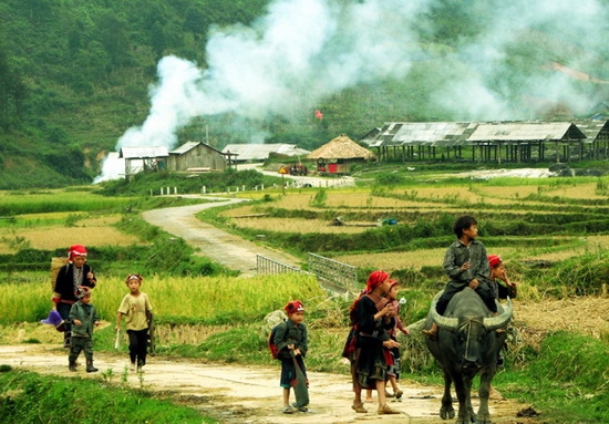 hue_tourist_vietnam_927p3a2q.jpg