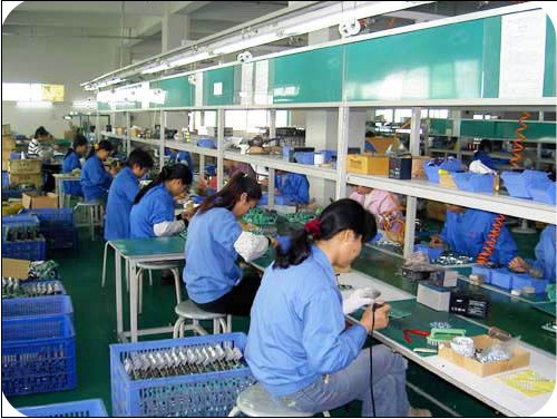 Nhân viên sản xuất trong các dây chuyền nhà máy