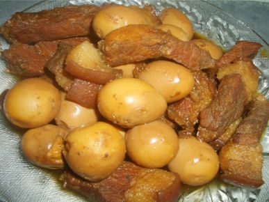Thịt heo trứng cút ram nước dừa
